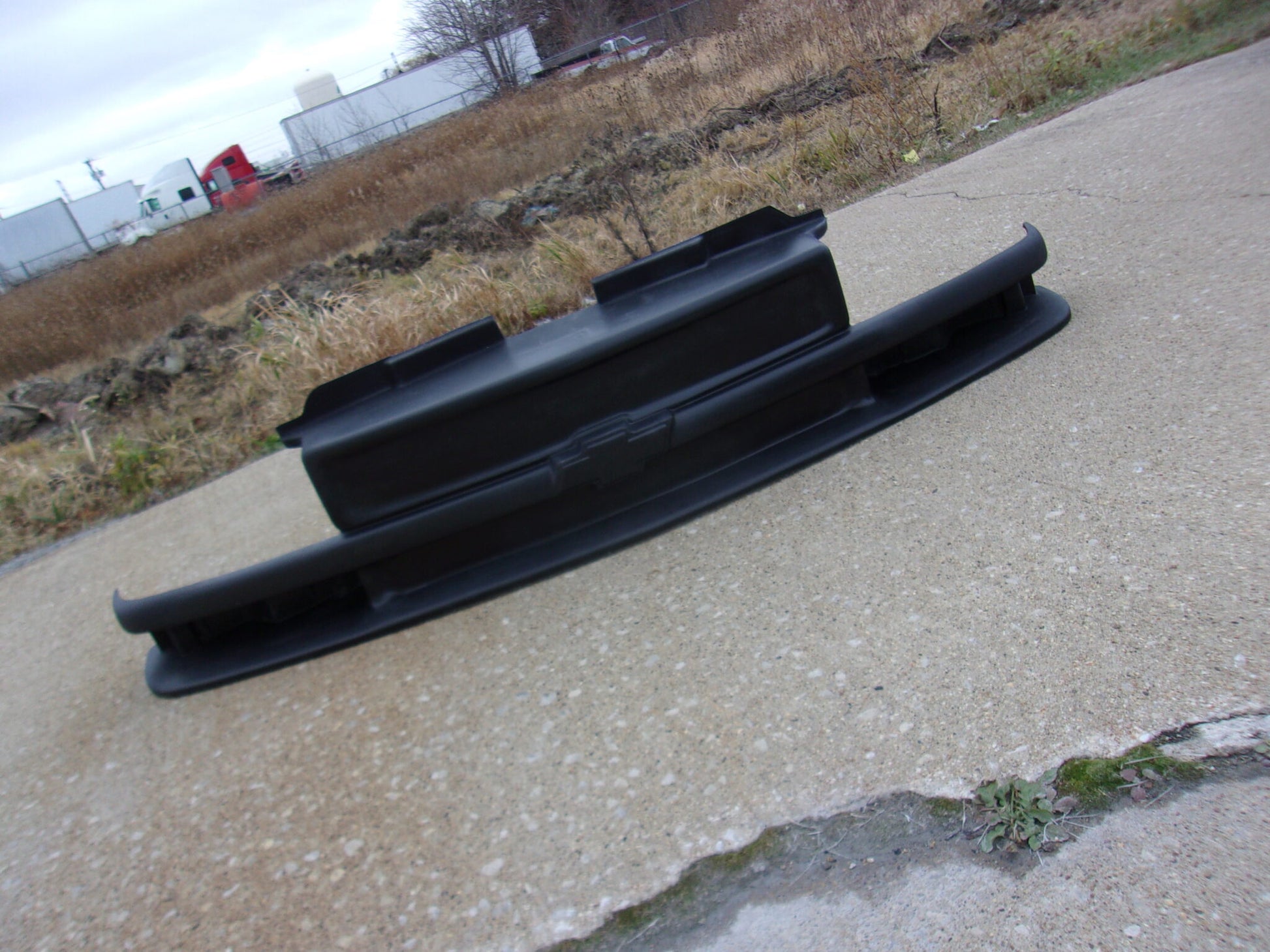 1994-2004 Fiberglass S-10 One Piece Closed Grill (W/Turn Signal Pockets For Factory Lights) - Glasstek GP056 - view 2