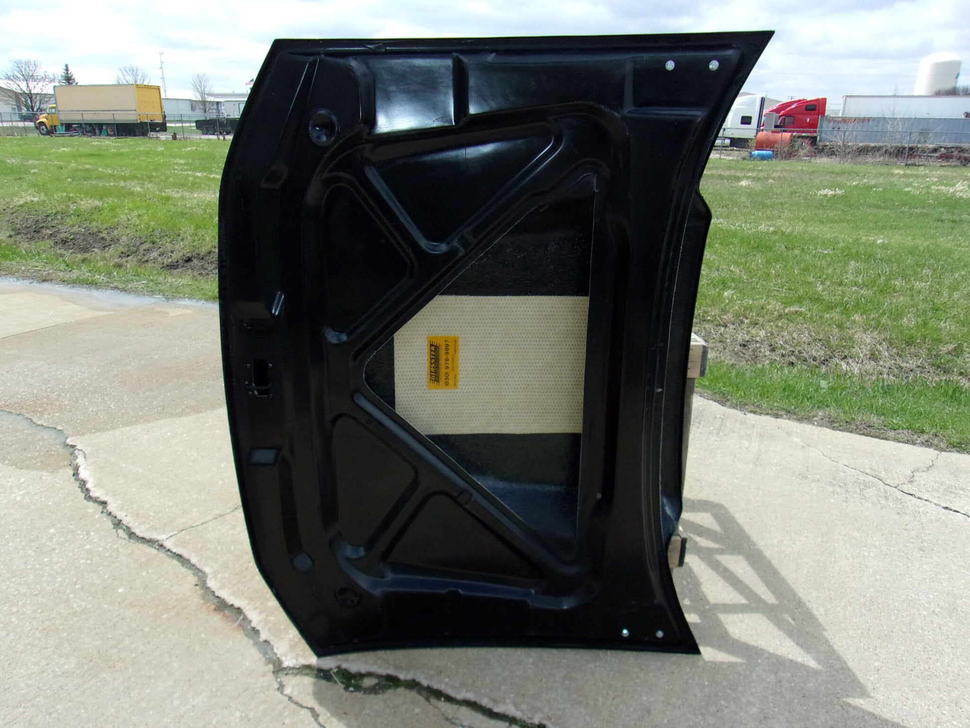 2002-2009 Trailblazer 4" Cowl Induction (Flat Top) Bolt-On Fiberglass Hood - Glasstek H1342 - view 4
